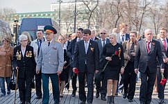 Сенаторы от Республики Крым возложили венки к Могиле Неизвестного Солдата у Кремлёвской стены