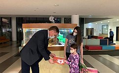 Сенатор А. Савин встретился с участницей ежегодной акции «Елка желаний» 6-летней Дашей Астаховой