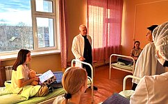 С. Мартынов в рамках благотворительной акции «Коробка храбрости» вручил подарки детям