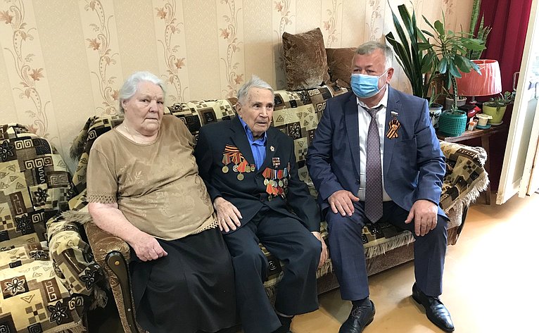 Вадим Николаев посетил своего земляка, фронтовика Петра Михайлова