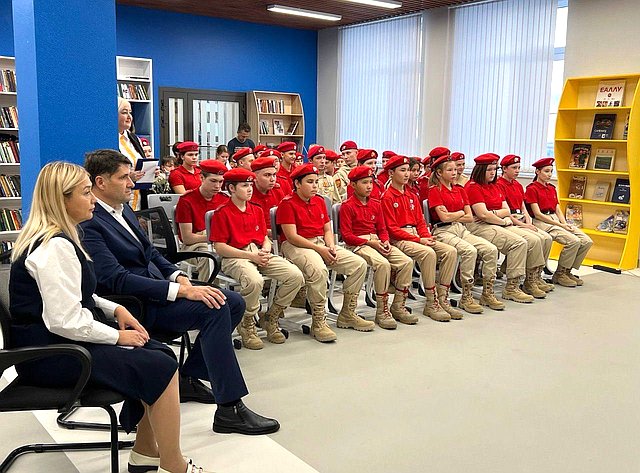 Владимир Пушкарёв встретился со школьниками и студентами, посмотрел вместе с ними фильм, посвященный волонтёрам Донбасса