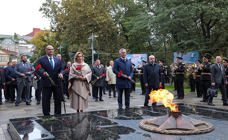 Сенаторы РФ возложили цветы к мемориалу Воину-освободителю в парке им. Ленинского комсомола в Махачкале (фото пресс-служба Министерства экономики и территориального развития Республики Дагестан)