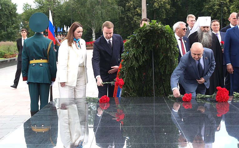 Церемония возложения венков к Вечному огню