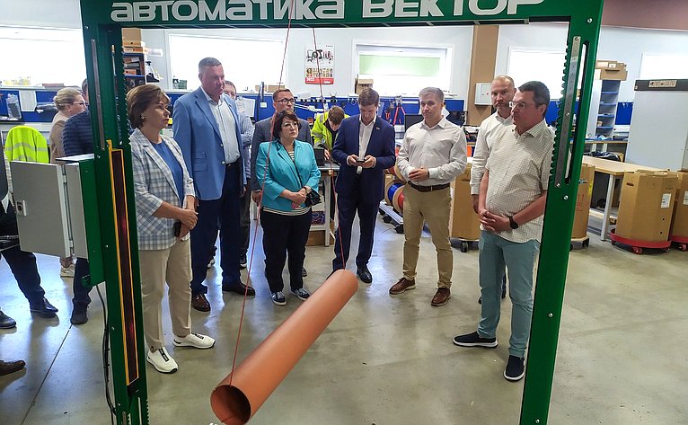 В рамках работы Совета по вопросам развития лесного комплекса сенаторы посетили ряд производственных объектов на территории Архангельской области