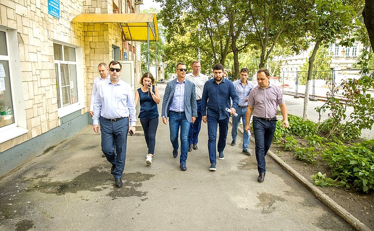Андрей Яцкин в ходе рабочей поездки в регион посетил город Таганрог и проконтролировал ход работ по реконструкции трамвайной сети и реновации других объектов городской среды