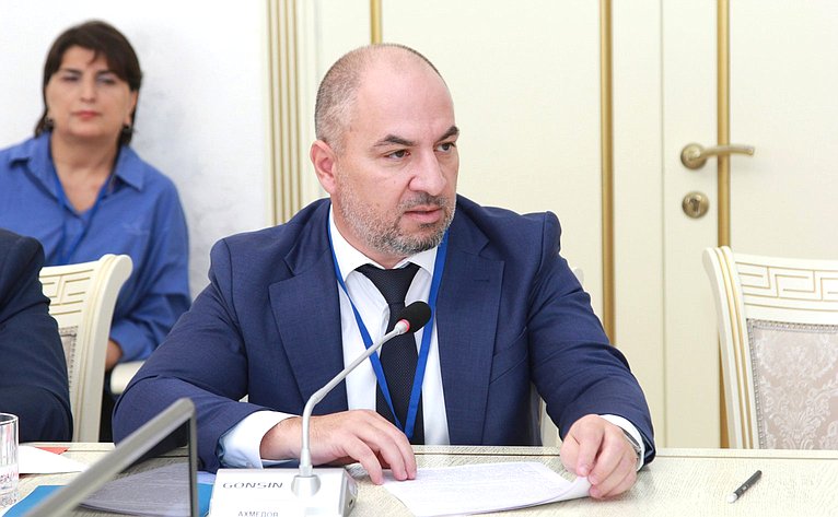 Александр Высокинский выступил на заседании круглого стола «Организационно-правовые условия обеспечения жизнедеятельности и развития горных территорий»