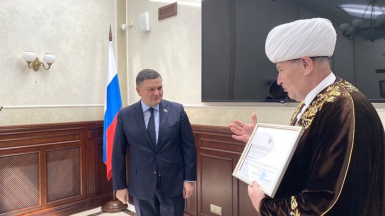 Сергей Перминов вручил неравнодушным землякам-ленинградцам награды Совета Федерации