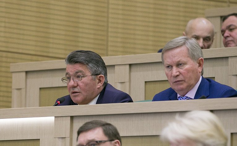 В. Озеров и М. Афанасов на 387-м заседании СФ