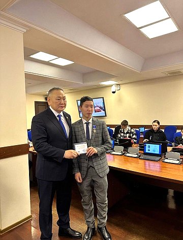 Сахамин Афанасьев в ходе поездки в регион совместно с сенатором Егором Борисовым наградили юных якутян памятными медалями Совета Федерации «За проявленное мужество»