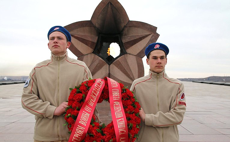 Сенаторы РФ приняли участие в церемонии возложения цветов к Вечному огню у монумента «Тыл-Фронту»