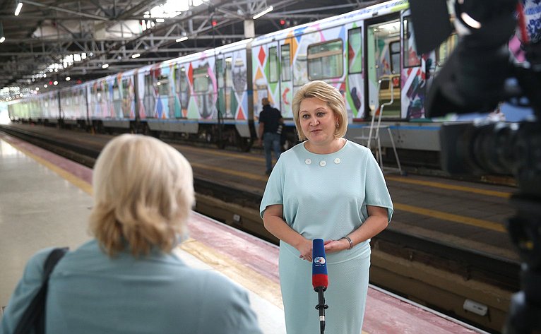 Лилия Гумерова приняла участие в церемонии запуска тематического метропоезда «Народные промыслы»