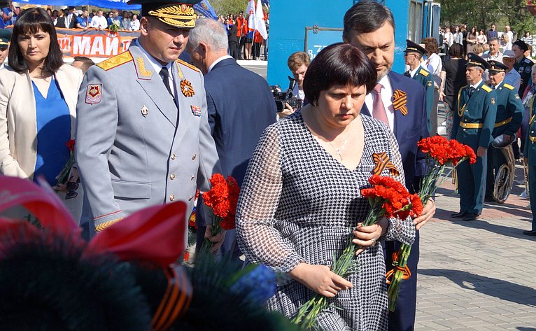 Елена Афанасьева приняла участие в церемонии возложения цветов к Вечному огню мемориального комплекса памяти павших в Великой Отечественной войне
