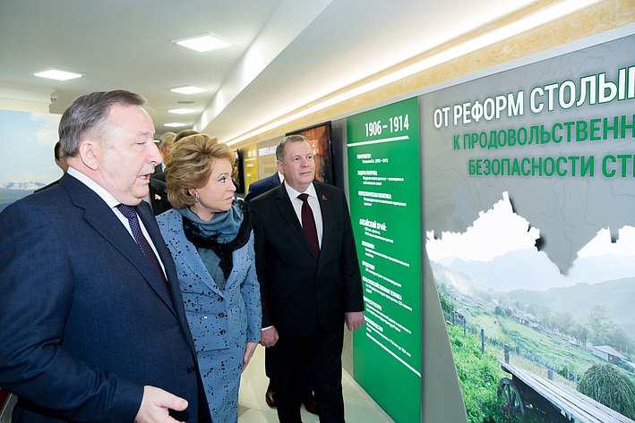 Валентина Матвиенко и Губернатор региона Александр Карлин открыли выставку, посвященную Алтайскому краю