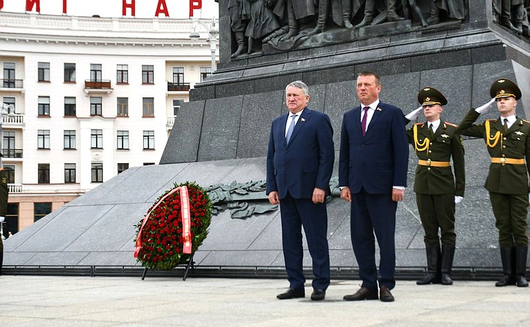 Участники заседания Межпарламентской комиссии СФ и Совета Республики Национального собрания Республики Беларусь по межрегиональному сотрудничеству возложили венок и цветы к монументу Победы в Минске