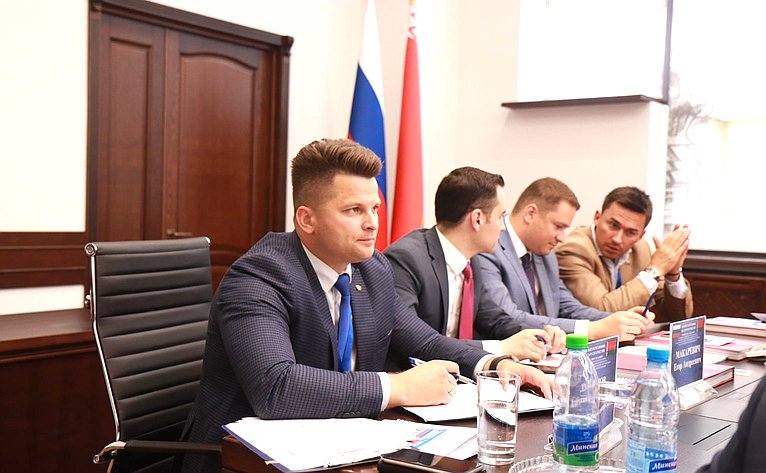 В рамках IX Форума регионов Беларуси и России состоялось cовместное заседание молодых законодателей Союзного государства