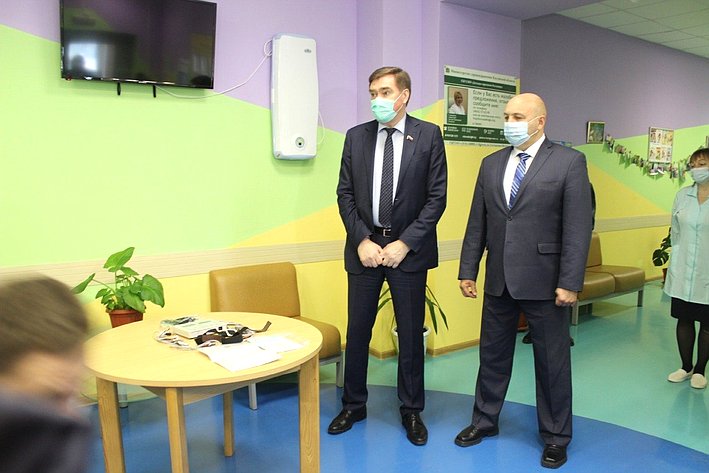 Александр Савин в ходе поездки в регион посетил детскую городскую поликлинику