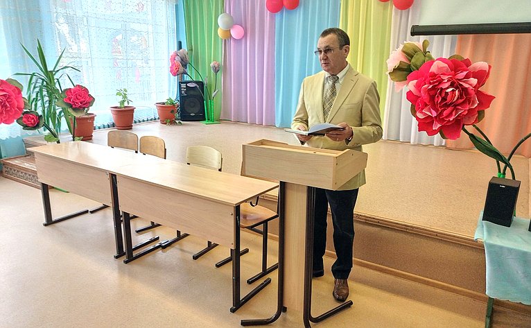 Николай Федоров посетил Толиковскую среднюю общеобразовательную школу Чебоксарского муниципального округа и встретился с педагогами и учащимися