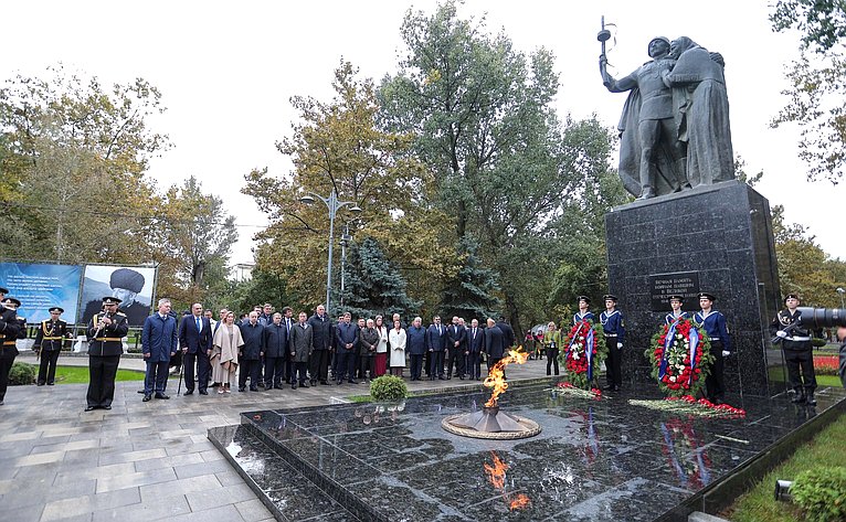 Сенаторы РФ возложили цветы к мемориалу Воину-освободителю в парке им. Ленинского комсомола в Махачкале (фото пресс-служба Министерства экономики и территориального развития Республики Дагестан)