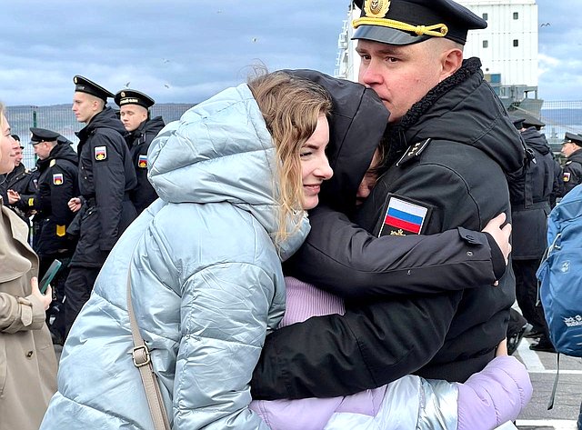 Татьяна Сахарова поздравила экипажи кораблей Северного флота с возвращением в Североморск после длительного плавания