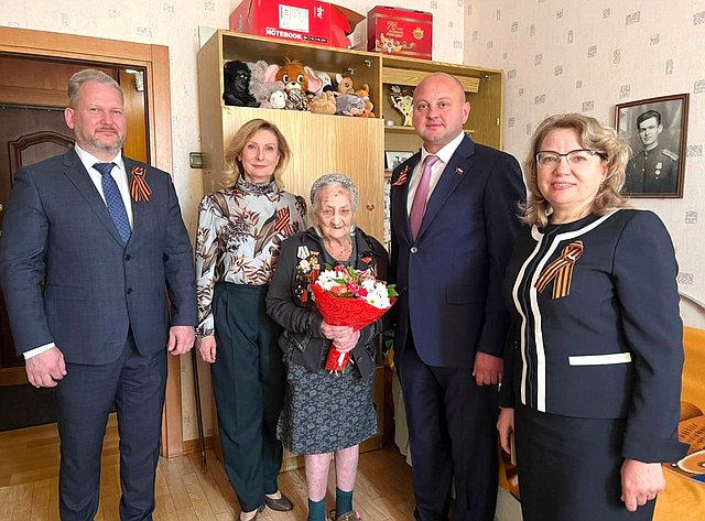 Инна Святенко, совместно с муниципальными депутатами поздравила ветеранов Великой Отечественной войны, жителей Юго-восточного округа города Москвы