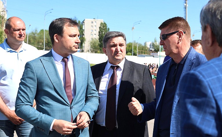 В ходе поездки сенаторы РФ побывали на стадионе «Торпедо», где в планах строительство универсального спортзала и реконструкция водноспортивной базы «Олимпия» в Энгельсе