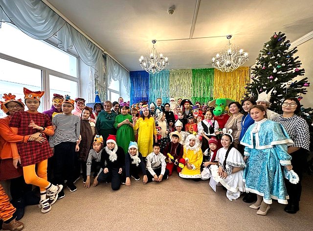 Сахамин Афанасьев поздравил воспитанников Адаптивной школы-интерната № 28 города Якутска с наступающим Новым годом