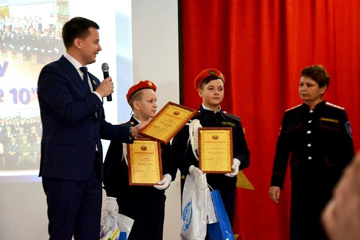 Александр Пронюшкин наградил троих учеников кадетского класса, проявивших неравнодушие, мужество и инициативу
