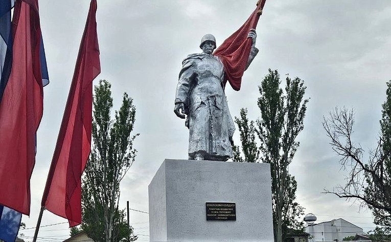 Ольга Бас приняла участие в торжественном открытии сквера Советскому солдату ЛНР