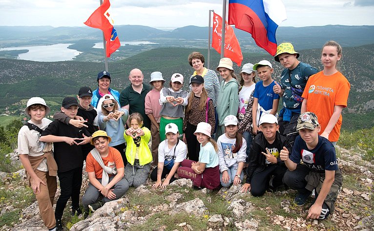 Екатерина Алтабаева вместе с ребятами из севастопольского детского оздоровительного лагеря «Горный» сходила в поход