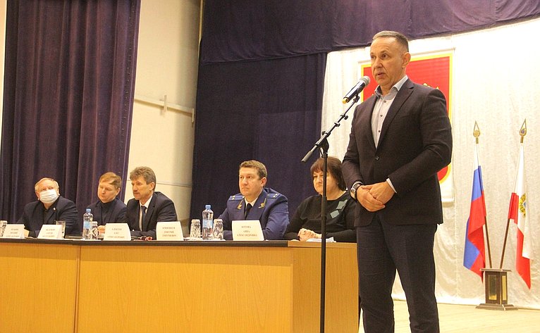 Олег Алексеев в ходе работы в регионе принял участие в заседании актива Александрово-Гайского муниципального района