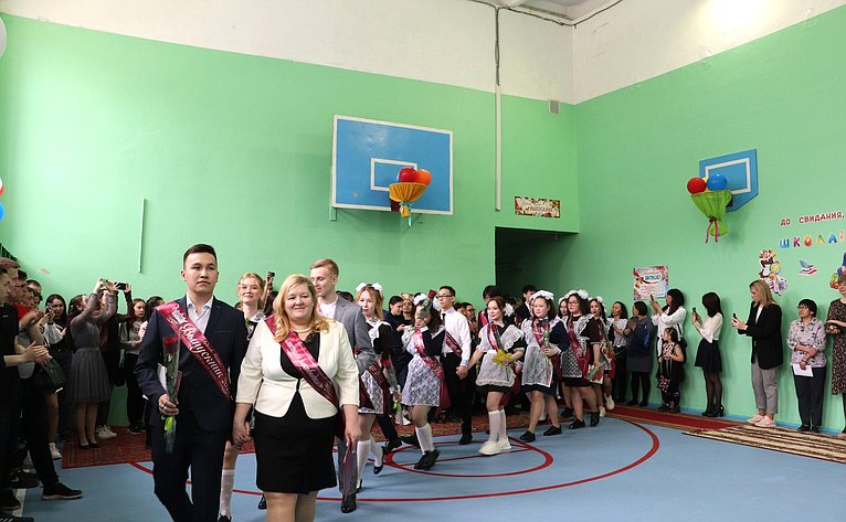 Римма Галушина приняла участие в торжественной линейке, посвященной окончанию учебного года, празднику «Последнего звонка»
