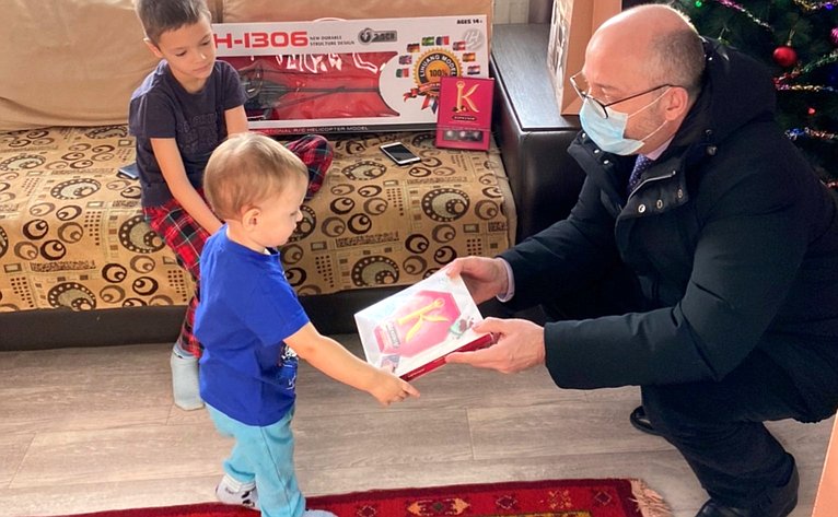 Олег Цепкин исполнил мечты детей в рамках акции «Ёлка желаний»