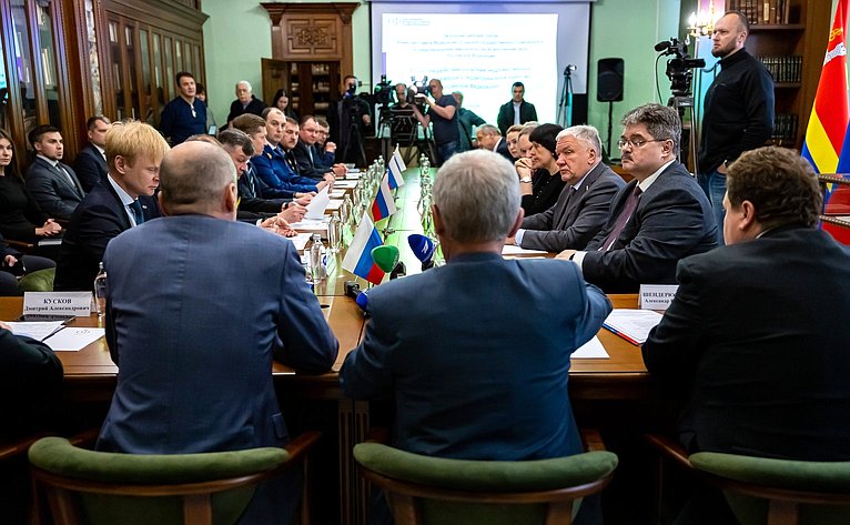 Андрей Климов провел выездное заседание рабочей группы на тему «О противодействии попыткам недружественных государств разрушить территориальное единство Российской Федерации»