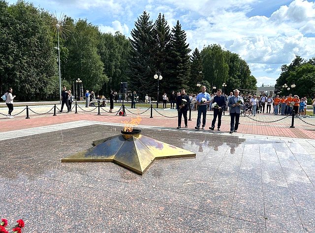 Заместитель Председателя СФ Константин Косачев принял участие в акции, посвященной Дню памяти детей, жертв войны в Донбассе