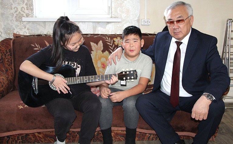 Баир Жамсуев исполнил мечту девочки из многодетной семьи Забайкалья в рамках «Елки желаний»
