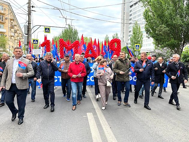 Николай Семисотов принял участие в первомайской демонстрации, которая состоялась в центре города-героя Волгограда