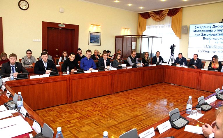 Юрий Воробьев принял участие в очередном заседании регионального молодежного Дискуссионного клуба