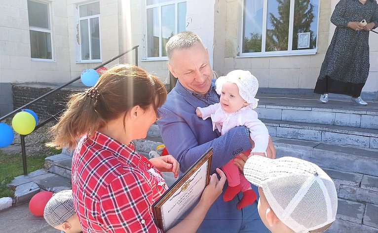 Олег Алексеев поздравил жителей с Днем защиты детей