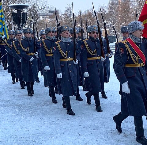 Маргарита Павлова приняла в регионе участие в церемонии возложения цветов и венков к челябинскому мемориалу «Вечный огонь»