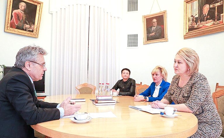 Лилия Гумерова провела встречу с президентом РАН Александром Сергеевым по подготовке парламентских слушаний
