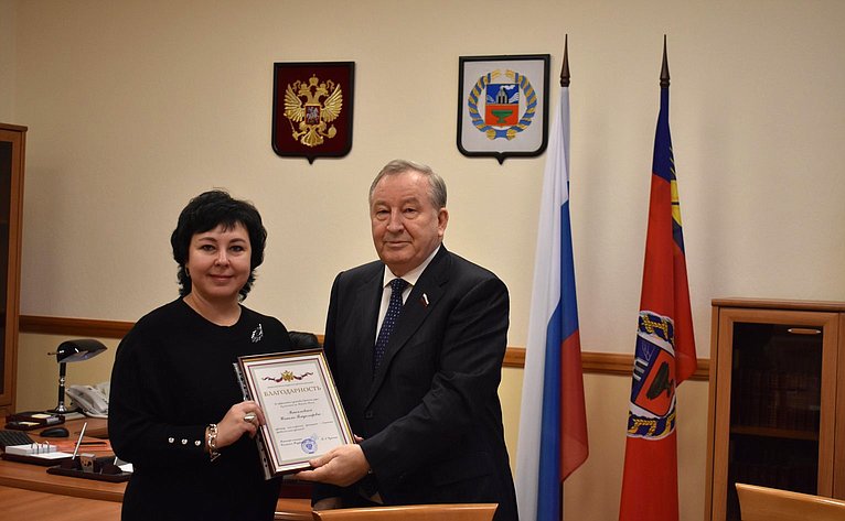 Александр Карлин вручил награды юристам, чья работа отмечена благодарностями Министерства юстиции РФ