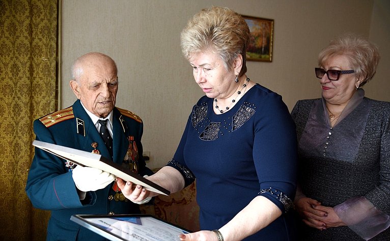 Ольга Бас навестила в Луганской Народной Республике ветерана Великой Отечественной войны