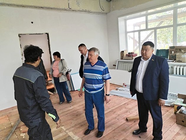 Сергей Михайлов в ходе рабочей поездки в регион осмотрел социальные объекты в селе Кыра, ремонт которых проходит в рамках федеральной программы «Комплексное развитие сельских территорий»