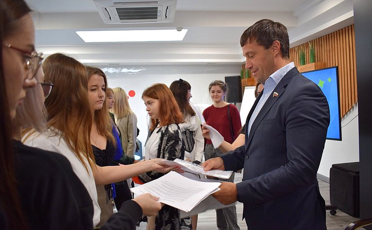 Эдуард Исаков, посетил Югорский Государственный Университет, где встретился со студентами факультета журналистики
