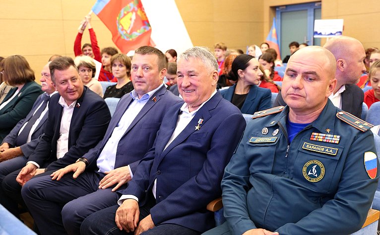 Заместитель Председателя СФ Юрий Воробьев принял участие в мероприятиях юбилейного Х Всероссийского детского фестиваля народной культуры «Наследники традиций»