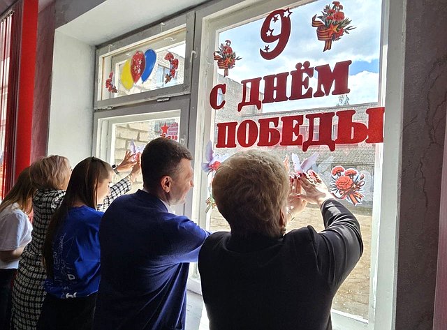 Ольга Бас в ходе поездки в регион посетила среднюю школу № 6 города Алчевска, где состоялось открытие Центра детских инициатив