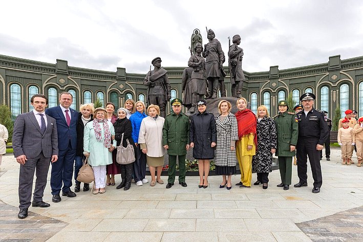 Заместитель Председателя Совета Федерации Инна Святенко приняла участие в открытии скульптуры «Подвигу женщин»