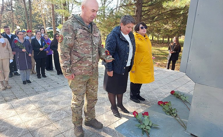 Людмила Талабаева в ходе рабочей поездки в регион возложила цветы к мемориалу погибшим участникам Великой Отечественной войны в селе Вострецово