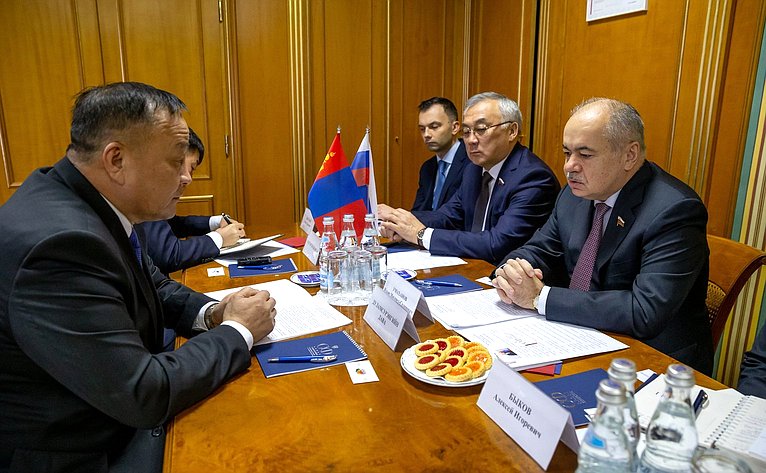 Встреча Ильяса Умаханова с Чрезвычайным и Полномочным Послом Монголии в РФ Дуламсурэнгийн Давой