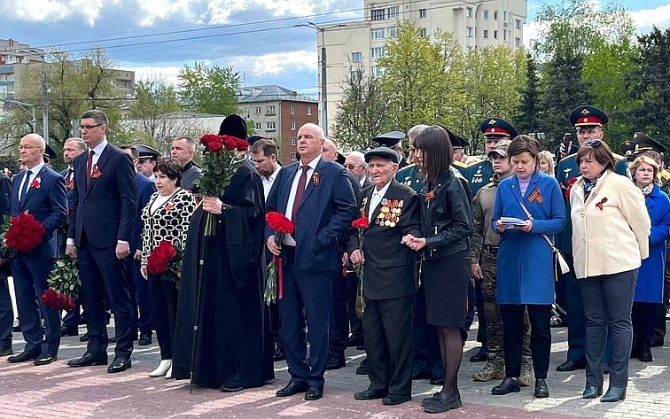 Андрей Шохин принял участие в торжественном митинге и возложении цветов на площади Победы г. Владимира